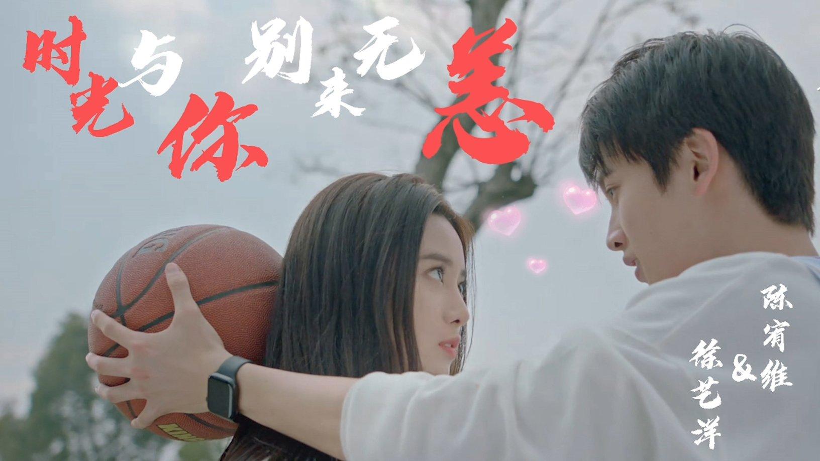沙滩游玩的女孩们
