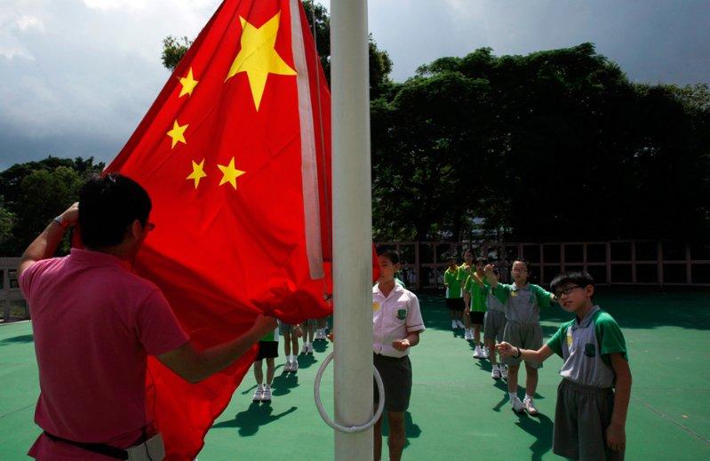 张学友真的唱了《偷心》,画面感太强!“感谢《繁花》让这首歌复活”